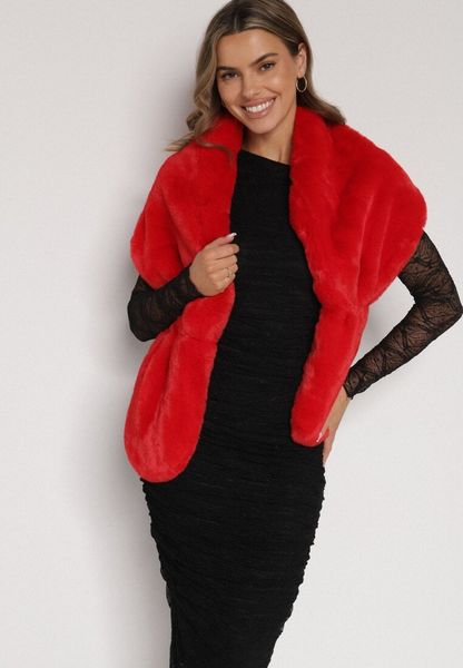 Czerwone Futrzane Ponczo Narzutka Bralinne. Czerwone swetry Born2be, bez wzorów, z futra, bez ramiączek. Za 69.99 zł.