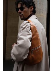 Victor & Hugo Paris Skórzana saszetka "Balt" w kolorze karmelowym - 35 x 30 x 10 cm rozmiar: onesize. Brązowe torby na ramię Victor & Hugo Paris, bez wzorów, z materiału, sportowe, przez ramię, bez dodatków. Za 376.95 zł.