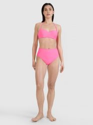 4F Dół od bikini damski - różowy M. Czerwone szorty 4f, bez wzorów, z elastanu, klasyczne, z podwyższonym stanem. Za 59.99 zł.
