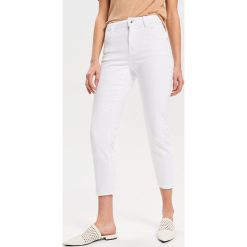 Jeansy slim cropped - Biały. Jeansy Reserved. Za 89.99 zł.