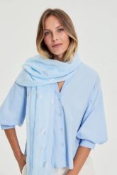 Szal z metalicznym nadrukiem błękitny. Niebieskie szaliki MOODO, bez wzorów, z poliesteru. Za 39.99 zł.