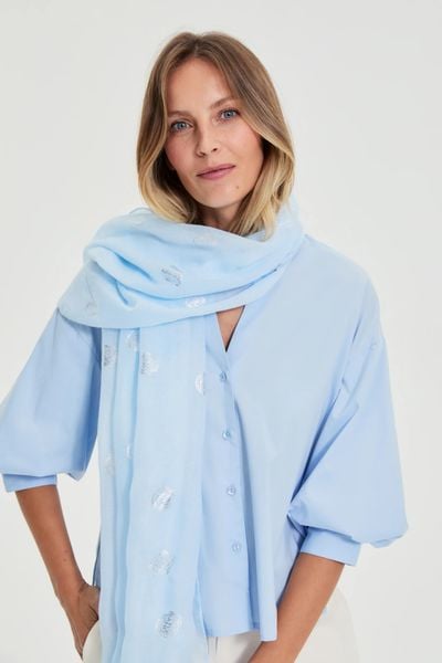 Szal z metalicznym nadrukiem błękitny. Niebieskie szaliki MOODO, bez wzorów, z poliesteru. Za 39.99 zł.