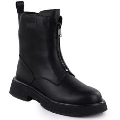 Skórzane botki damskie workery czarne Goe SS2N4145. Czarne botki GOE, bez wzorów, z materiału, bez obcasa, bez zapięcia. Za 419.99 zł.