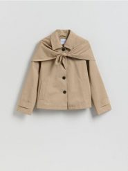 Krótki trencz z szalem - beżowy. Brązowe płaszcze Reserved, l, bez wzorów, z bawełny, bez kaptura. Za 279.99 zł.