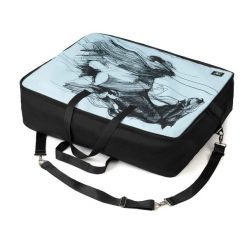 Torba na siodło dla konia Galop Wear. Niebieskie torby na ramię GALOP WEAR, bez wzorów, z materiału, eleganckie, na ramię, z nadrukiem, bez dodatków. Za 284.05 zł.