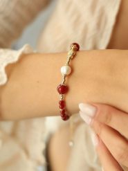 Pierres delicates Pozłacana bransoletka z koralami i perłami rozmiar: onesize. Białe bransoletki Pierres delicates, z koralem, pozłacane. Za 52.99 zł.