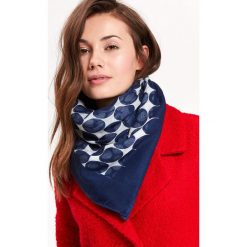 CIENKI SZALIK W GROCHY RÓŻNEJ WIELKOŚCI. Niebieskie szaliki TOP SECRET, na jesień, bez wzorów, eleganckie. W wyprzedaży za 9.99 zł.