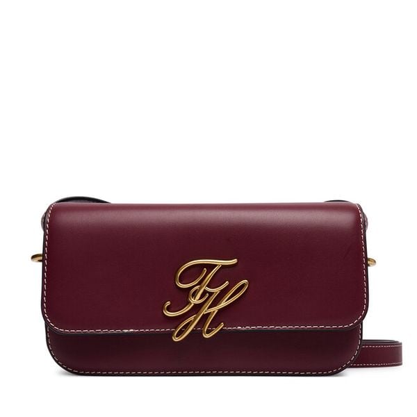 Torebka Tommy Hilfiger. Czerwone listonoszki TOMMY HILFIGER, bez wzorów, bez dodatków. Za 849.99 zł.