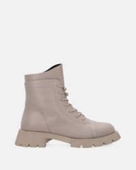 BEŻOWE TRZEWIKI ZE SKÓRY NATURALNEJ 6835128 67 BEIGE. Brązowe botki Venezia, bez wzorów, ze skóry, bez obcasa, bez zapięcia. Za 279.00 zł.