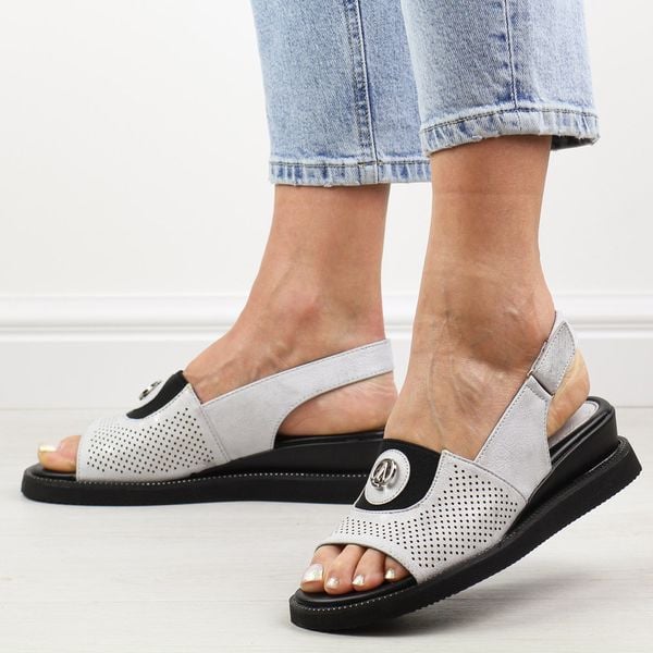 Srebrne sandały damskie na koturnie Jezzi 2267-2. Szare sandały Jezzi, bez wzorów, ze skóry, eleganckie, bez obcasa, na koturnie, bez zapięcia. Za 189.00 zł.