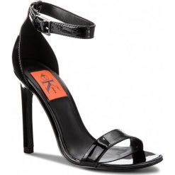 Sandały CALVIN KLEIN JEANS - Prosper R8939 Black. Czarne sandały Calvin Klein Jeans, bez wzorów, z jeansu, eleganckie, bez obcasa, na obcasie, bez zapięcia. W wyprzedaży za 459.00 zł.