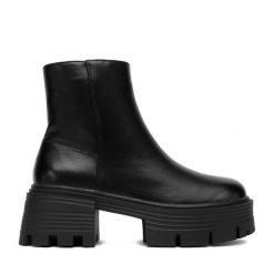 Botki DeeZee. Czarne botki DeeZee, bez wzorów, bez obcasa, na płaskiej podeszwie, bez zapięcia. Za 219.99 zł.