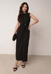 Czarna Elegancka Sukienka z Marszczeniami i Drapowaniem o Taliowanym Kroju z Metalowym Akcentem Azaervienne. Czarne sukienki Born2be, do pracy, l, bez wzorów, biznesowe, bez kołnierzyka, bez ramiączek, maxi, proste. Za 169.99 zł.