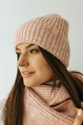 Wywijana czapka damska WINTER BETLEWSKI® rozowy. Czerwone czapki bez wzorów. Za 29.52 zł.