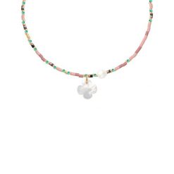 Naszyjnik ze złotymi japońskimi koralikami Miyuki z koniczyną z masy perłowej. Białe naszyjniki Lilou, z perłą, ze stali. Za 428.00 zł.