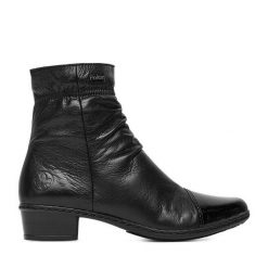 Botki Rieker. Czarne botki Rieker, bez wzorów, bez obcasa, na płaskiej podeszwie, bez zapięcia. Za 369.99 zł.