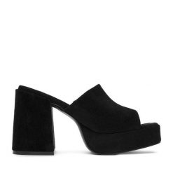 Klapki DeeZee. Czarne klapki DeeZee, bez wzorów, bez obcasa. Za 139.99 zł.