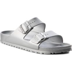 Klapki BIRKENSTOCK - Arizona 1003491 Silver. Szare klapki Birkenstock, bez wzorów, z tworzywa sztucznego, bez obcasa. Za 119.00 zł.