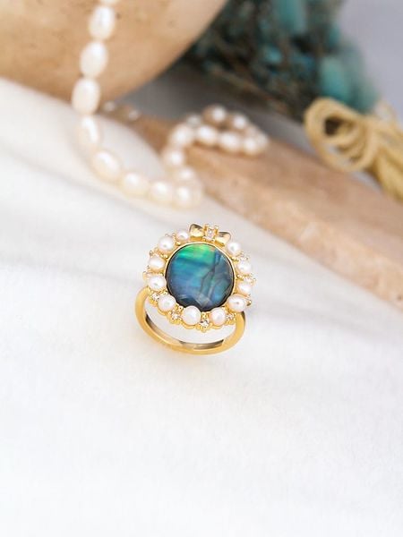 L'Atelier de Gaia Pozłacany pierścionek z cyrkoniami i perłami rozmiar: onesize. Niebieskie pierścionki L'Atelier de Gaia, z cyrkonią, pozłacane. Za 92.42 zł.