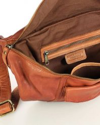 Duża nerka skórzana damska torebka przez ramię z kieszonkami MARCO MAZZINI brąz camel. Brązowe torebki klasyczne bez wzorów, ze skóry, przez ramię, duże, bez dodatków. Za 370.00 zł.