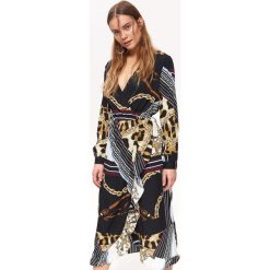 SUKIENKA DAMSKA WE WZORY. Czarne sukienki TOP SECRET, na lato, bez wzorów, z tkaniny, eleganckie, bez kołnierzyka, bez ramiączek, kopertowe. W wyprzedaży za 59.99 zł.
