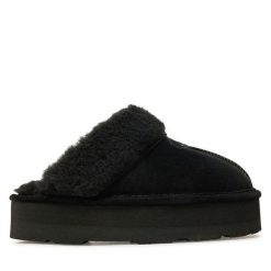 Kapcie Bearpaw. Czarne obuwie domowe Bearpaw, bez wzorów, bez zapięcia. Za 399.99 zł.