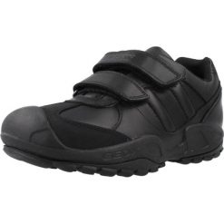 Kapcie GEOX J NEW SAVAGE Czarny. Czarne obuwie domowe Geox, bez wzorów, ze skóry, bez zapięcia. Za 318.71 zł.