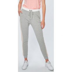 Roxy - Spodnie. Szare spodnie dresowe marki Roxy, l, z bawełny. W wyprzedaży za 219.90 zł.