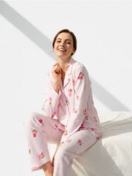 Piżama dwuczęściowa z motywem róż - różowy. Czerwone piżamy Sinsay, bez wzorów, bez ramiączek. Za 59.99 zł.