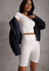 Białe Elastyczne Szorty Biker High Waist Diovien. Białe szorty Renee, bez wzorów, prążkowane, z podwyższonym stanem. Za 49.99 zł.