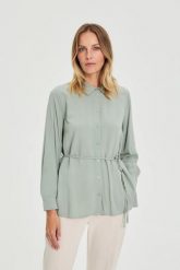 Koszula z wiązaniem oliwkowa. Zielone koszule MOODO, l, bez wzorów, z wiskozy, bez kołnierzyka, bez ramiączek. Za 119.99 zł.
