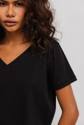 T shirt z dekoltem w kształcie V w kolorze CZARNYM - V NECK-S. Czarne t-shirty Marsala, s, bez wzorów, z bawełny, bez kołnierzyka, bez ramiączek. Za 69.90 zł.