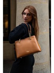 Victor & Hugo Paris Skórzana torebka "Prague" w kolorze jasnobrązowym - 30 x 22 x 10 cm rozmiar: onesize. Brązowe torby na ramię Victor & Hugo Paris, bez wzorów, z materiału, na ramię, bez dodatków. Za 260.99 zł.