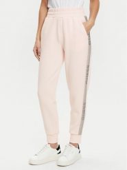 Guess Spodnie dresowe W5RB00 KBYE2 Różowy Regular Fit. Czerwone spodnie dresowe Guess, s, z aplikacjami, z dresówki. Za 309.99 zł.