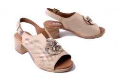 ARTIKER RELAKS 56C0869 beżowy, sandały damskie. Brązowe sandały Artiker Relaks, z aplikacjami, bez obcasa, na obcasie, bez zapięcia. Za 239.90 zł.
