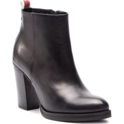 Botki CARINII - B4718 E50-I64-L87-B77. Czarne botki Carinii, bez wzorów, z materiału, bez obcasa, bez zapięcia. W wyprzedaży za 259.00 zł.