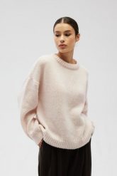Sweter oversize z bufiastymi rękawami w kolorze STRAWBERRY FRAPPE - RIVERO-UNI. Czerwone swetry Marsala, na lato, bez wzorów, z wełny, bez ramiączek. Za 249.90 zł.
