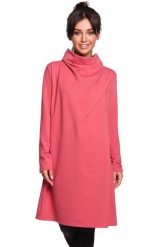 Sukienka dresowa oversize trapezowa z wysokim kołnierzem różowa. Czerwone sukienki Sukienki.shop, na co dzień, l, bez wzorów, z bawełny, bez kołnierzyka, bez ramiączek, oversize. W wyprzedaży za 167.00 zł.