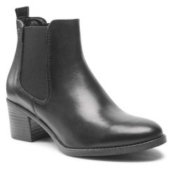 Botki Tamaris. Czarne botki Tamaris, bez wzorów, bez obcasa, na słupku, bez zapięcia. Za 349.99 zł.
