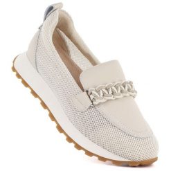 Skórzane półbuty damskie sportowe lordsy beżowe Cambell 19392. Brązowe lordsy Cambell, w ażurowe wzory, ze skóry ekologicznej, sportowe, bez obcasa, bez zapięcia. Za 199.99 zł.