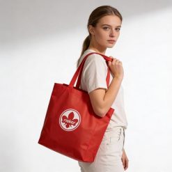 Torba zakupowa damska Rieker, z materiału syntetycznego o prostej otwartej formie z dwoma uchwytami do noszenia w dłoni lub na ramieniu lekka i prakt. Czerwone torby na ramię Rieker, bez wzorów, z syntetyku, na ramię, bez dodatków. Za 14.99 zł.