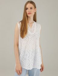 Ażurowa bluzka z bawełny. Białe bluzki Unisono, l, z aplikacjami, z bawełny, bez kołnierzyka, bez ramiączek. Za 129.00 zł.