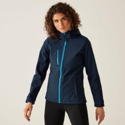 Softshell roboczy damski Venturer z kapturem. Niebieskie kurtki sportowe Regatta, na zimę, bez wzorów, z softshellu, z kapturem, trekkingowe. W wyprzedaży za 269.99 zł.