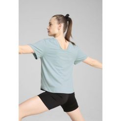 Damska luźna koszulka MOVE CLOUDSPUN PUMA Modern Mint Green. Zielone koszulki sportowe Puma, bez wzorów, bez ramiączek. W wyprzedaży za 99.00 zł.