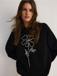 Bawełniana bluza z haftem - czarny. Czarne bluzy Reserved, l, bez wzorów, z bawełny, bez kaptura. W wyprzedaży za 59.99 zł.
