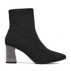 Botki JENNY. Czarne botki Jenny, bez wzorów, bez obcasa, na słupku, bez zapięcia. Za 159.99 zł.