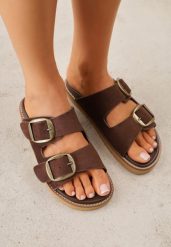 Brązowe Klapki VICES z Dwoma Paskami i Metalicznymi Klamrami Kaliniassi. Brązowe klapki Born2be, bez wzorów, z jeansu, bez obcasa, na płaskiej podeszwie. Za 99.99 zł.