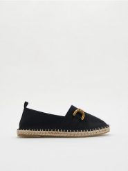 Espadryle z ozdobnym elementem - czarny. Czarne espadryle Reserved, bez wzorów, z bawełny, bez obcasa, na płaskiej podeszwie, bez zapięcia. W wyprzedaży za 55.99 zł.
