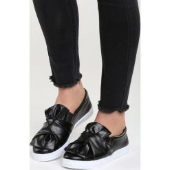 Czarne Slip On Wendy. Czarne trampki Born2be, bez wzorów, bez zapięcia. Za 29.99 zł.