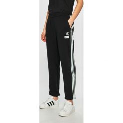 Adidas Originals - Spodnie. Czarne spodnie materiałowe Adidas Originals, na co dzień, l, bez wzorów, z bawełny. W wyprzedaży za 199.90 zł.